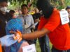 Reka adegan pelaku saat memulai mencekik korban hingga terjadi perkelahian. (Sumber Foto: Cah/Koranbanjar.net)