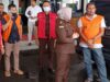 Dua orang tersangka dugaan korupsi proyek Bendungan Tapin siap diantar ke Lapas Kelas IIA Banjarmasin (LP Teluk Dalam) Jalan Sutoyo S Banjarmasin oleh Pidsus Kejati Kalsel. (Foto: Koranbanjar.net)