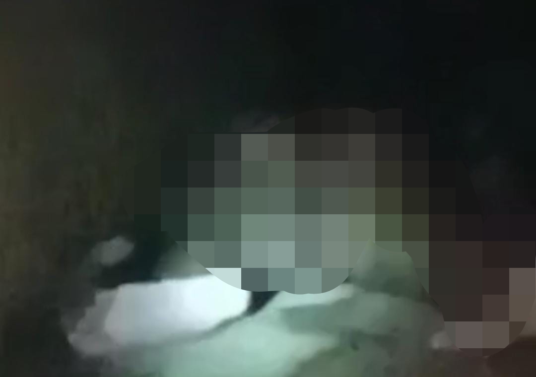 Mayat Wanita saat ditemukan warga dengan kondisi tengkurap didalam gorong-gorong. (Sumber Foto: Dok. koranbanjar.net)