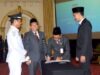 Bupati Banjar, H Saidi Mansyur menyaksikan penandatanganan usai pelantikan Pambakal pada 29 Desember 2022 di Q-Dafam Banjarbaru. (Foto: Dok. Dinas PMD Kabupaten Banjar/Koranbanjar.net)