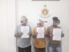 Tiga dari lima orang terduga pemungut parkir liar memegang surat pernyataan di Polsek KPL Banjarmasin. (Foto: Koranbanjar.net)