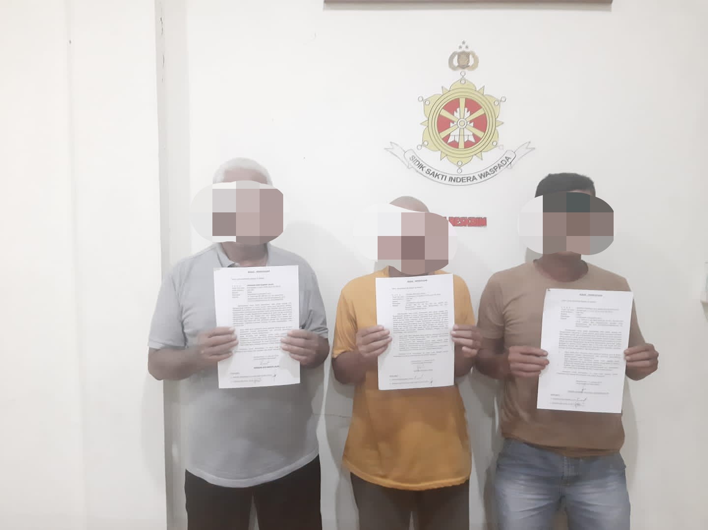 Tiga dari lima orang terduga pemungut parkir liar memegang surat pernyataan di Polsek KPL Banjarmasin. (Foto: Koranbanjar.net)