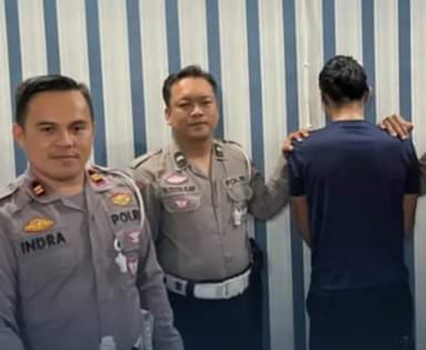Tersangka kecelakaan maut di Kayu Tangi Banjarmasin bernama Hairul (kaos biru malam). (Foto: Leon/Koranbanjar.net)