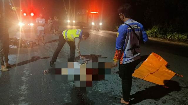 Petugas Kepolisian dan Emergency Saat Mengevakuasi Korban Kecelakaan di Jalan Trikora. (Sumber Foto: Humas Polres Banjarbaru/Koranbanjar)