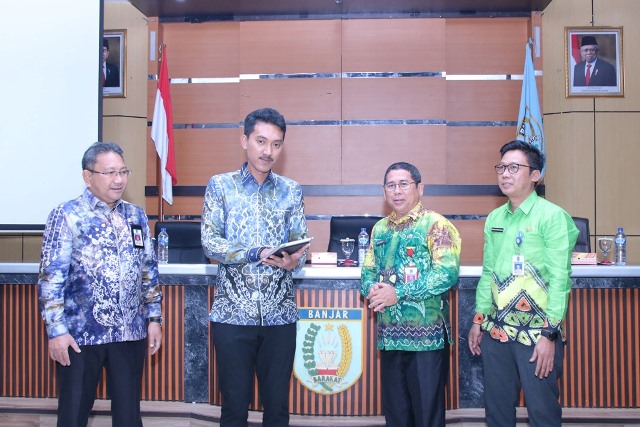 Bupati Banjar H Saidi Mansyur launching aplikasi SIMANIS PBJ, di Aula Barakat Martapura, Kamis (5/1/2023) pagi. (Sumber Foto: Kominfo Kabupaten Banjar/Koranbanjar.net)
