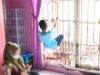 Seorang anak mencontohkan hukuman bergantung di teralis kepada petugas Dinas Perlindungan Anak. (Sumber Foto: Ari/Koranbanjar)