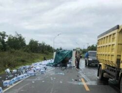 Mobil Pick Up Terbalik di Gambut, Muatan Air Mineral Berhamburan