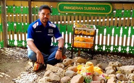 Ketua APINDO Kabupaten HSU, Gusti Muhammad Noor saat berada di makam Pangeran Suryanata yang berada di lingkungan situs Candi Agung, Kota Amuntai. (Foto: Koranbanjar.net)