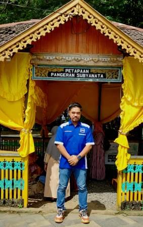 Gusti Muhammad Noor di lokasi pertapaan Pangeran Suryanata yang terletak di lingkungan Candi Agung Amuntai. (Foto: Koranbanjar.net)