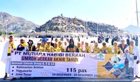 Jemaah umrah Mutiara Habibi Berkah saat berada di Bukit Uhud.(25/12/2022). (Foto: Koranbanjar.net) 