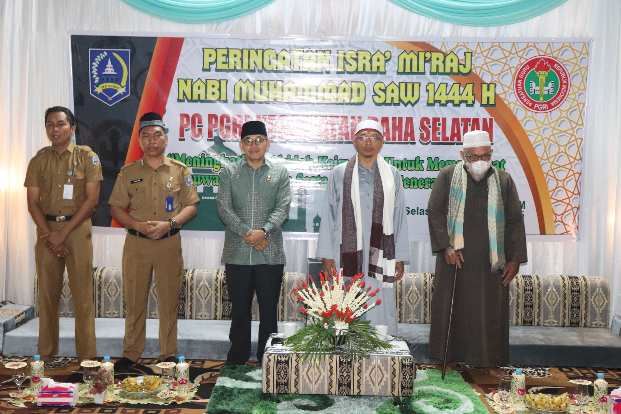 Peringatan Isra Miraj Nabi Muhammad SAW yang dilaksanakan oleh PC PGRI Daha Selatan, bertempat di Gedung Olahraga (GOR) Daha Selatan, Selasa (21/2/2023). (Foto: Kominfo Kabupaten HSS/Koranbanjar.net)