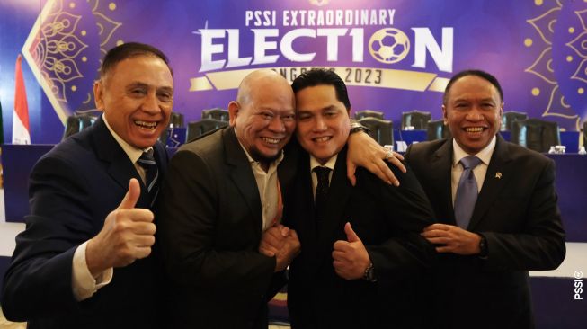 Mantan Ketua Umum PSSI (2019-2023) Mochamad Iriawan, La Nyalla Mattalitti, Ketua Umum PSSI (2023-2027) Erick Thohir dan Menpora Zainudin Amali saat menghadiri Kongres Luar Biasa (KLB) PSSI di Hotel Shangri-La, Jakarta, Kamis (16/2/2023). (Foto: Twitter/@PSSI)