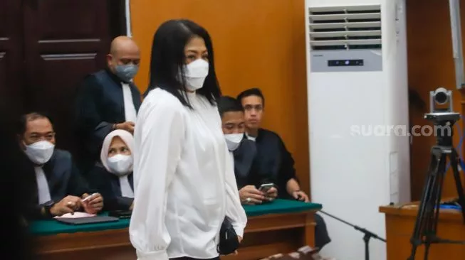 Terdakwa kasus pembunuhan Brigadir Yosua Hutabarat, Putri Candrawathi saat mengikuti sidang putusan di Pengadilan Negeri Jakarta Selatan, Senin (13/2/2023). (Foto: Suara.com/Alfian Winanto)