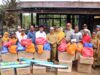 Pemerintah Kabupaten Banjar menyerahkan bantuan kepada warga terdampak musibah kebakaran di Sungai Aning, Kecamatan Asatambul, Senin (13/2/2023). (Foto: Kominfo Kabupaten Banjar/Koranbanjar.net)