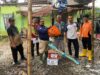 BPBD Kabupaten Banjar menyerahkan bantuan logistik kepada warga terdampak bencana angin puting beliung, di Desa Mataraman, Kecamatan Mataraman, Kamis (16/2/2023). (Foto: Kominfo Kabupaten Banjar/Koranbanjar.net)