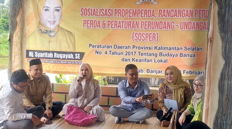 Anggota DPRD Provinsi Kalimantan Selatan, Syarifah Rugayah menggelar sosialisasi perda tentang budaya dan kearifan lokal di Lesehan Jack Kolam Bincau, Kamis (2/2/2023). (Foto: Humas DPRD Kalsel/Koranbanjar.net)