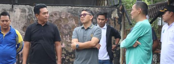 Wabup HSS Serahkan Bansos Bagi Korban Kebakaran