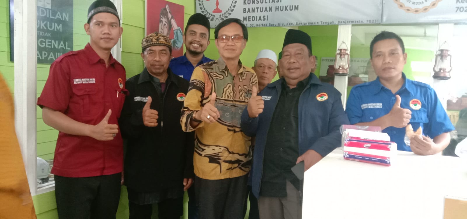 Anang Rosadi Adenansi bersama Dewan Pembina, Pendiri, dan Ketua LBH Patriot Muda Borneo di Kantor LBH Patriot Muda Borneo, Banjarmasin. (Foto: Koranbanjar.net)