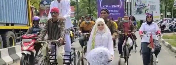 Heboh, Pasangan Nikah di Banjarmasin Diarak Naik Sepeda Antik
