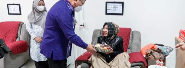 Bupati HSS Berikan Bingkisan Kepada Pengidap Kanker