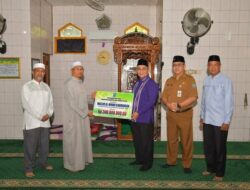 Bupati Serahkan Dana Hibah Untuk Tempat Ibadah