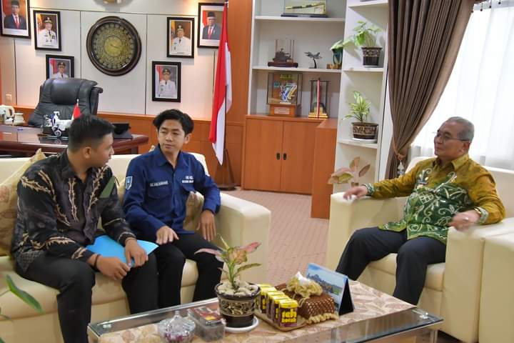 KM HSS Malang Kunjungi Bupati HSS untuk jelaskan tentang asrama. (Foto: Prokopim HSS)