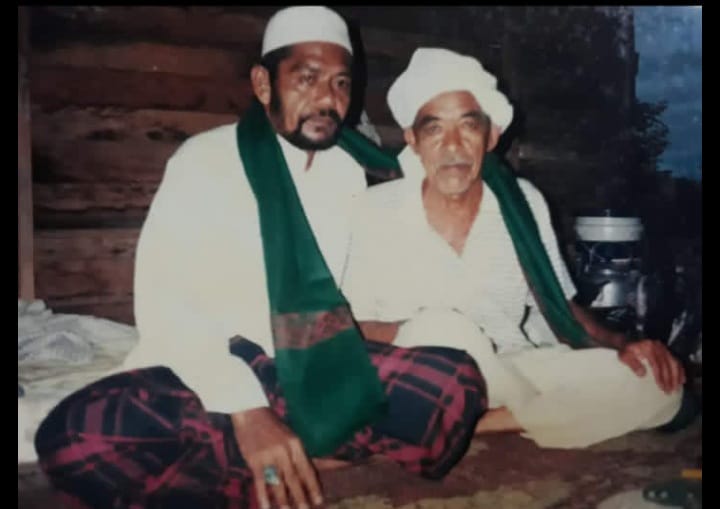 Habib Abdurrahman bin Ali Al Baiti (kiri) bersama salah satu tokoh Habib Tua di Martapura. (Foto: Dok. Koranbanjar.net)