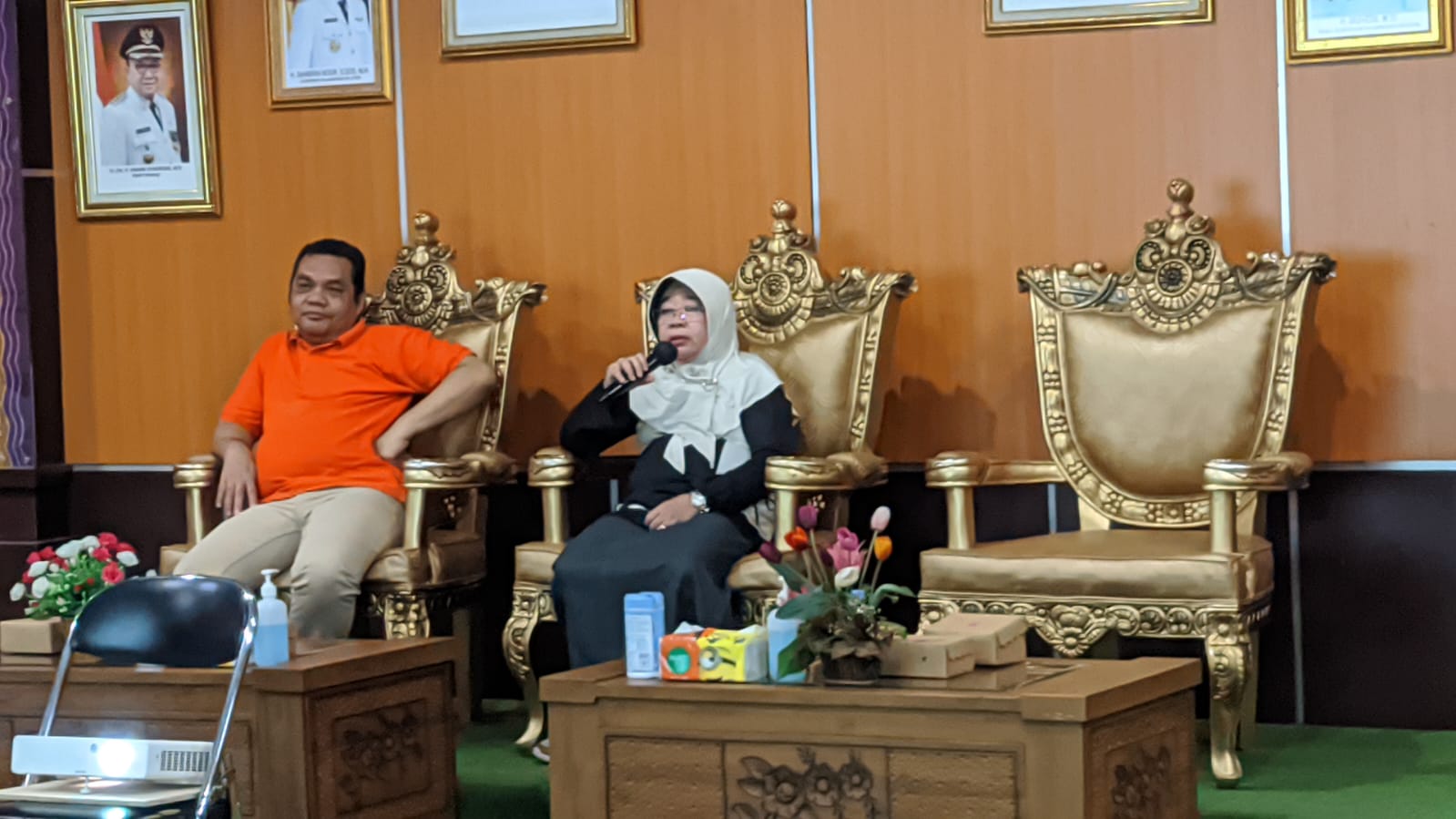 Sekda Tabalong, Hamida Munawarah saat memimpin rapat persiapan PPKM Award. (Foto: Arif/Koranbanjar.net)