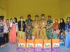 Ketua Tim Percepatan Penurunan Stunting (TPPS) Kotabaru, Andi Rudi Latif (tengah) memberikan bantuan makanan tambahan kepada anak-anak stunting, di Posyandu Sadar Warga, Desa Baharu Utara, Selasa (28/2/2023). (Foto: Kominfo Kotabaru/Koranbanjar.net)