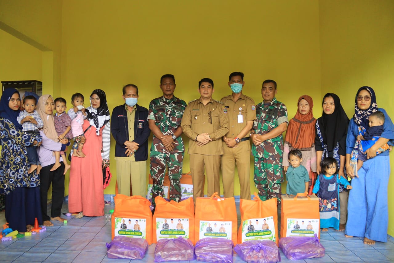Ketua Tim Percepatan Penurunan Stunting (TPPS) Kotabaru, Andi Rudi Latif (tengah) memberikan bantuan makanan tambahan kepada anak-anak stunting, di Posyandu Sadar Warga, Desa Baharu Utara, Selasa (28/2/2023). (Foto: Kominfo Kotabaru/Koranbanjar.net)