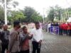 LSM KAKI Kalsel sampaikan aspirasi ke Pemkab Banjar, Kamis (9/2/2023) di depan kantor Bupati Banjar, Martapura. (Sumber Foto: Koranbanjar.net)