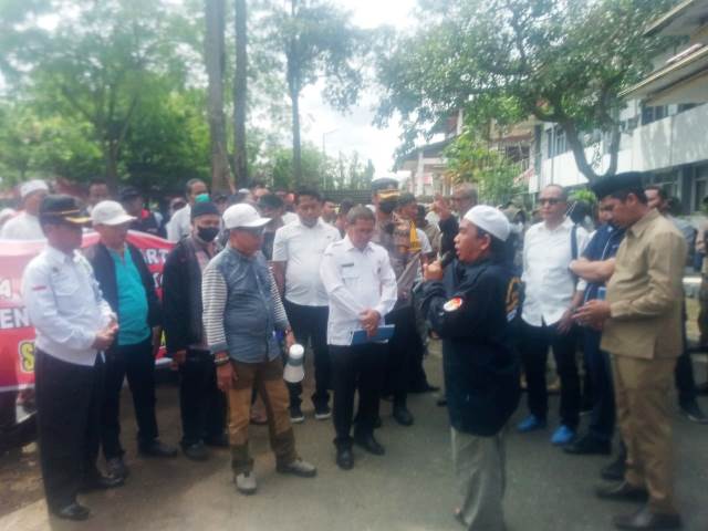 LSM BABAK salurkan aspirasi ke Pemkab Banjar, Rabu (8/2/2023) tadi. (Sumber Foto: Koranbanjarnet)
