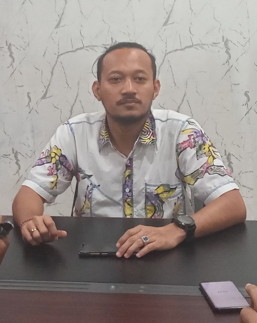 Kasat Reskim Polresta Banjarmasin, Kompol Thomas Afrian memberikan keterangan terkait penangkapan pelaku pembakaran pacar di ruang Reskim Polresta Banjarmasin. (Foto: Koranbanjar.net)