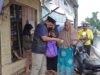 Gubernur Kalimantan Selatan, Sahbirin Noor membagikan nasi bungkus dan aneka jajanan kepada warga tedampak musibah banjir, di Kelurahan Sungai Tiung, Kecamatan Cempaka, Kota Banjarbaru, Sabtu (25/2/2023). (Foto: Adpim Setdaprov Kalsel/Koranbanjar.net)