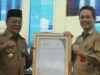 Gubernur Kalimantan Selatan, Sahbirin Noor (kiri) saat memberikan sertifikat akreditasi rumah sakit kepada Direktur RSUD Ulin Banjarmasin, Izaak Zoelkarnain Akbar (kanan). (Foto: MC Kalsel/Koranbanjar.net)