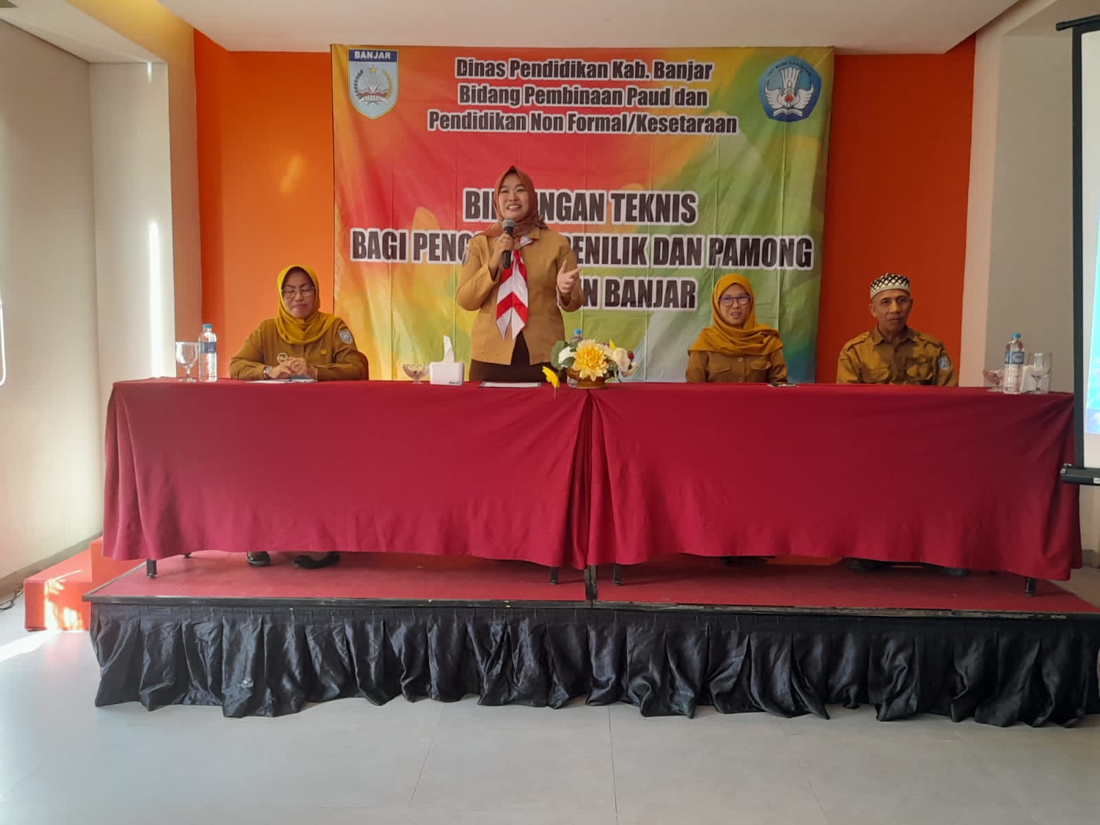Bimbingan Teknis (Bimtek) pengetahuan dan peningkatan Kompetensi kepada para Pengawas, Penilik, dan Pamong Bidang Paud PNF dan Kesetaraan, di Hotel Treepark, Kecamatan Kertak Hanyar. (Foto: Kominfo Kabupaten Banjar/Koranbanjar.net)