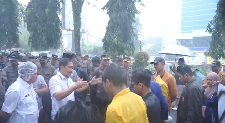 Gusti Abidinsyah dan Muhammad Yani Helmi di tengah aksi untuk rasa mahasiswa BEM Kalsel. di Banjarmasin. (Foto: Koranbanjar.net)