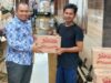 Anggota DPRD Kabupaten Banjar, Rahmat Saleh secara simbolis menyerahkan bantuan sembkao kepada warga terdampak banjir, di Jalan Melati RT 01 Desa Bincau, Kecamatan Martapura, Selasa (7/3/2023). (Foto: Redaksi8.com)