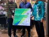 Wakil Bupati Kotabaru, Andi Rudi Latif (tengah) memberikan jaminan sosial dari BPJS Ketenagakerjaan kepada Penyuluh Agama Islam, Imam, dan Marbot Masjid di Kabupaten Kotabaru, Selasa (14/3/2023). (Foto: Kominfo Kotabaru/Koranbanjar.net)