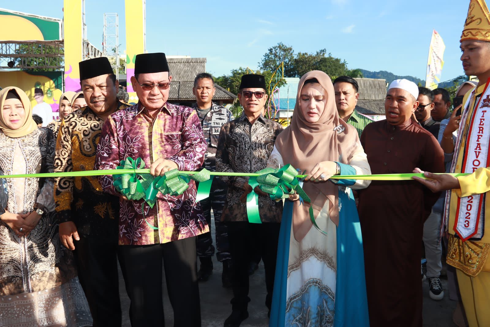 Bupati Kotabaru, H Sayed Jafar membuka secara resmi Festival Gebyar Ramadan Kotabaru 2023, di Siring Laut Kotabaru, Kamis (23/3/2023). (Foto: Kominfo Kotabaru/Koranbanjar.net)