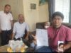 Didampingi suami dan tim kuasa hukumnya Kharisma Harahap dan Abdi Navala Harahap, PPM (36) korban duggaan tindak pidana penganiayaan yang dilakukan oleh seorang istri karyawan salah satu perusahaan asuransi di Kalsel. (Foto : Koranbanjar.net)