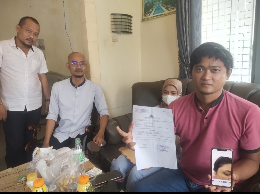 Didampingi suami dan tim kuasa hukumnya Kharisma Harahap dan Abdi Navala Harahap, PPM (36) korban duggaan tindak pidana penganiayaan yang dilakukan oleh seorang istri karyawan salah satu perusahaan asuransi di Kalsel. (Foto : Koranbanjar.net)