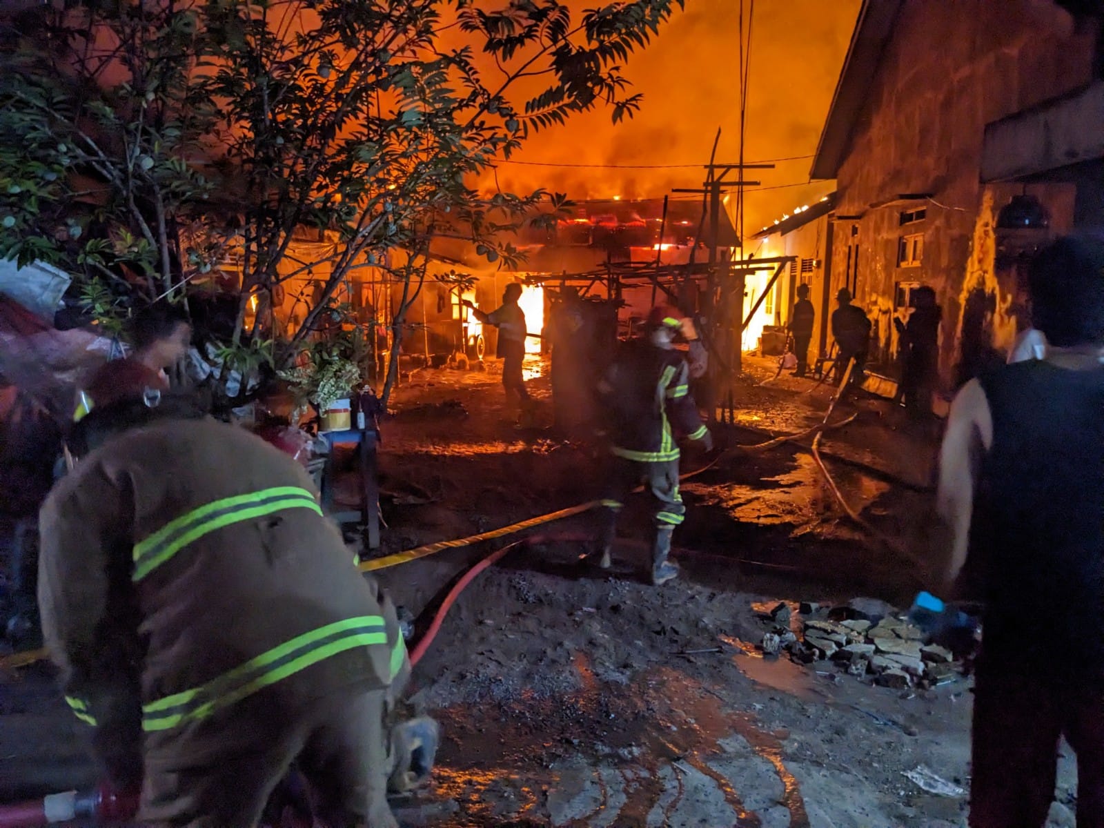 Musibah kebakaran di Gang Karya RT 03 RW 03, Kelurahan Jawa, Kecamatan Martapura, Kabupaten Banjar, Kamis (16/3/2023) pukul 05.17 Wita. (Foto: DKPP Banjar/Koranbanjar.net)