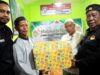 Salah satu pengurus LBH di Banjarmasin memberikan bantuan kepada Panti Asuhan Al Muhajirin secara simbolis, Jumat (24/3/2023). (foto: koranbanjar.net)