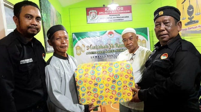 Salah satu pengurus LBH di Banjarmasin memberikan bantuan kepada Panti Asuhan Al Muhajirin secara simbolis, Jumat (24/3/2023). (foto: koranbanjar.net)