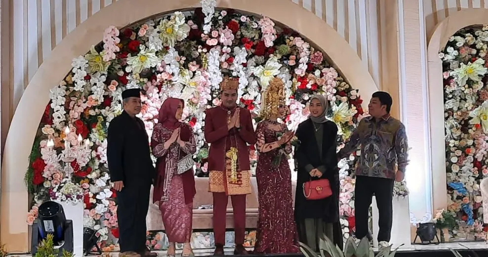 Ketua DPRD Kabupaten Banjar, Muhammad Rofiqi (kanan) menghadiri resepsi pernikahan cucu Habib Ahmad Assegaf, Syarifah Maria Assegaf dengan Sayyid M Taufan Sahab. (Foto: LinKalimantan.com)