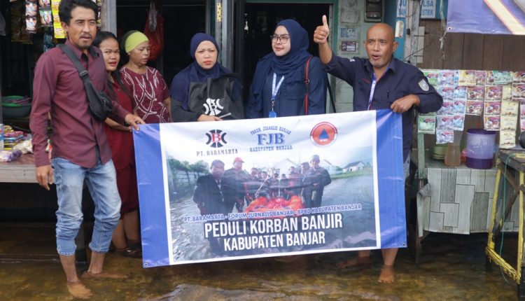 PT Baramarta (Perseroda) bersama Forum Jurnalis Banjar (FJB) dan BPBD Kabupaten Banjar mendistribusikan bantuan kepada korban terdampak banjir di wilayah Kabupaten Banjar, Selasa (7/3/2023). (Foto: Kominfo Kabupaten Banjar/Koranbanjar.net)