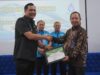 Walikota Banjarbaru, HM Aditya Mufti Ariffin (kiri) menyerahkan piagam penghargaan kepada Ketua Koperasi Tirta Lestari PTAM Intan Banjar, Muhammad Azwar (kanan). (Foto: Humas PTAM Intan Banjar)