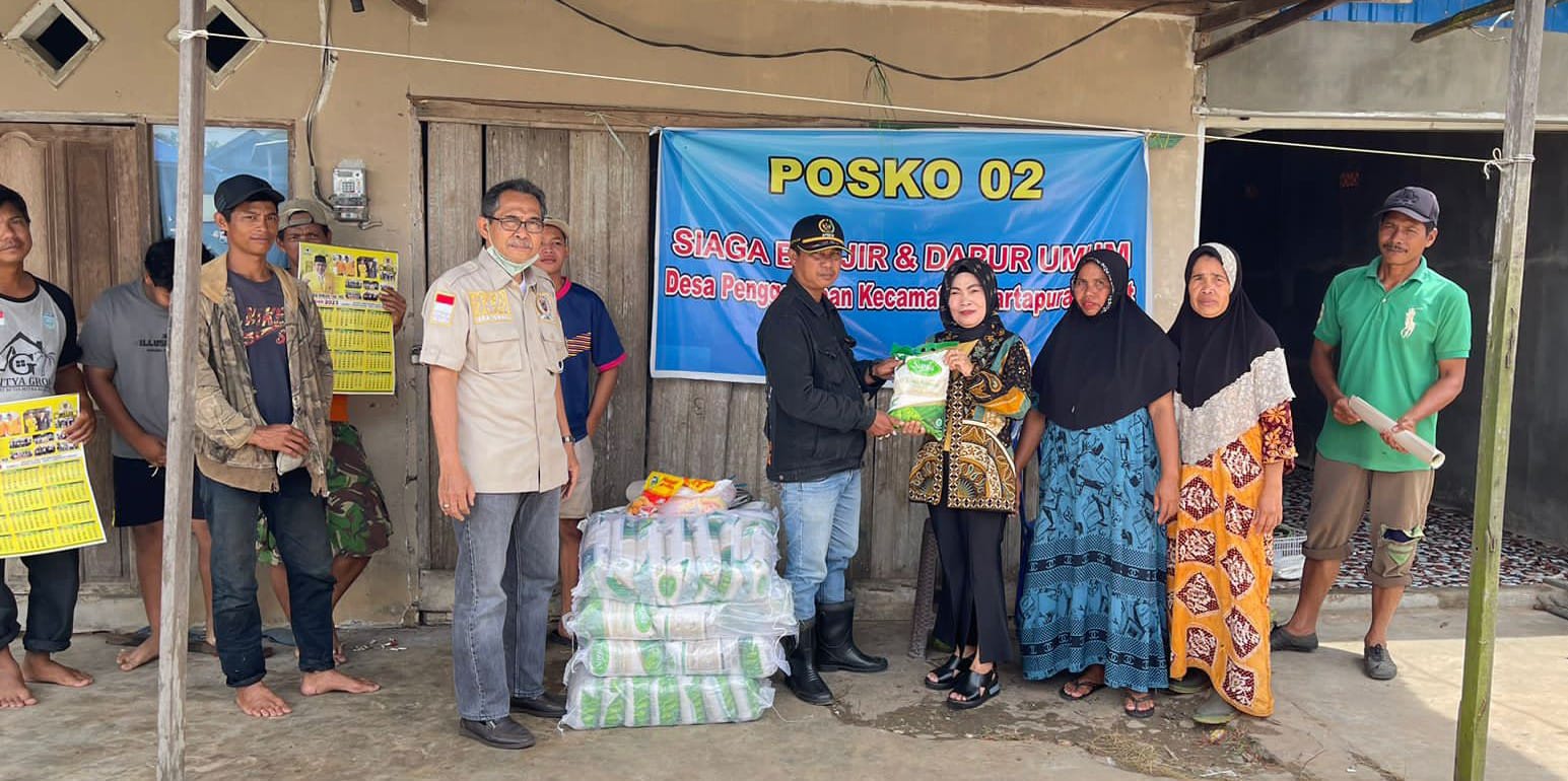 Anggota DPRD Kabupaten Banjar, Ratu Juriah menyerahkan bantuan kepada warga terdampak banjir, di Desa Panggalaman dan Desa Antasan Suton, Kecamatan Martapura Barat. (Foto: Redaksi8.com)