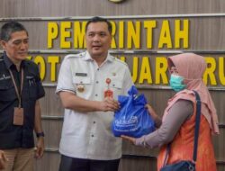 Wali Kota Banjarbaru Secara Simbolis Bagikan Bantuan Pensiunan ASN